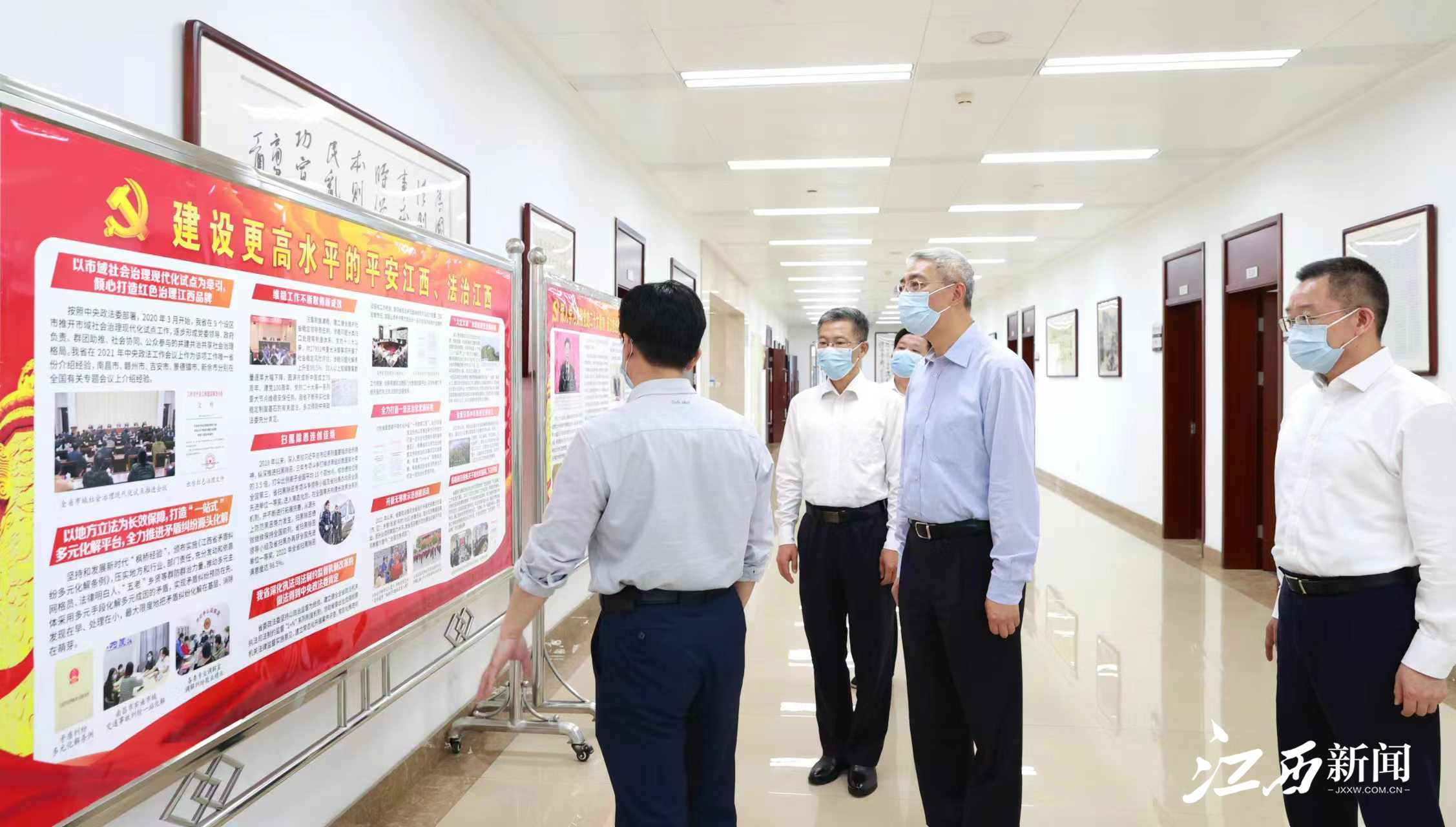 尹弘在省委政法委机关调研座谈